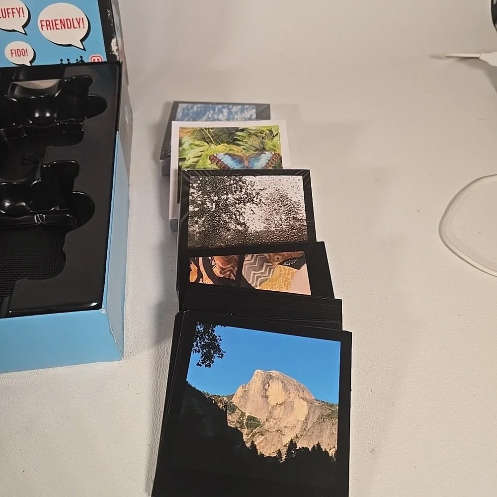SNAPSHOUTS Very Verbal Party Game 8+, 3-6 Players‎ Word Picture Match